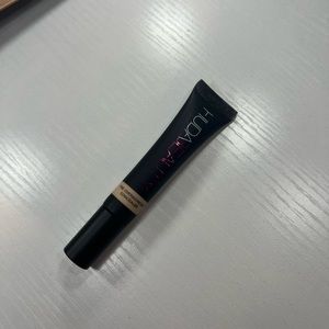 HUDA BEAUTY- THE OVERACHIEVER CONCEALER